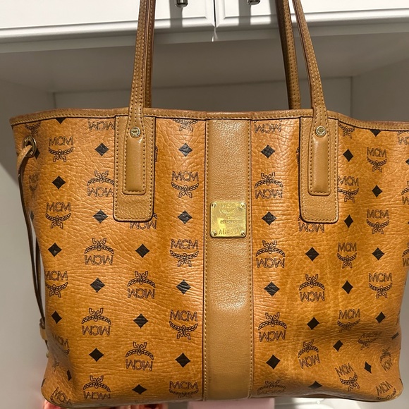 MCMclassy tote. Lightweight tote bag in Visetos monogram canvas andnappa leather - Picture 10 of 12